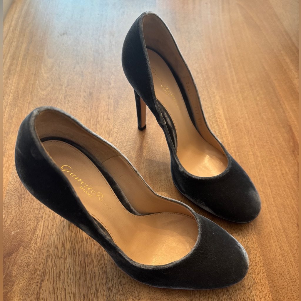 Gianvito Rossi New Velvet Heels Sz 6.5
